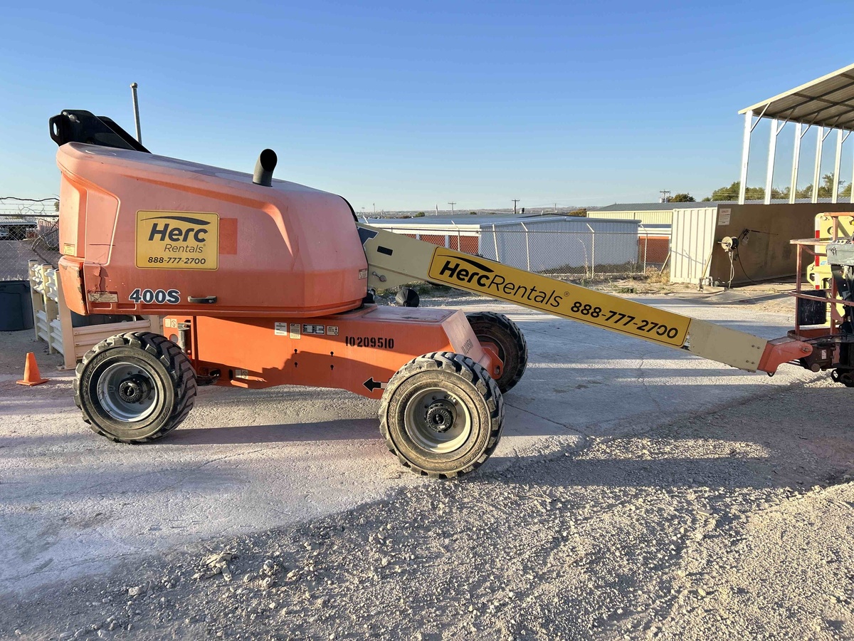 2017 JLG 400S-2