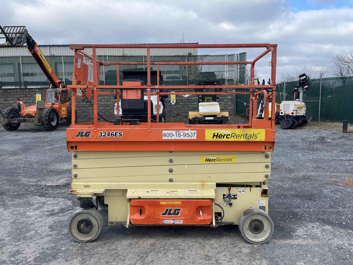 2017 JLG 3246ES