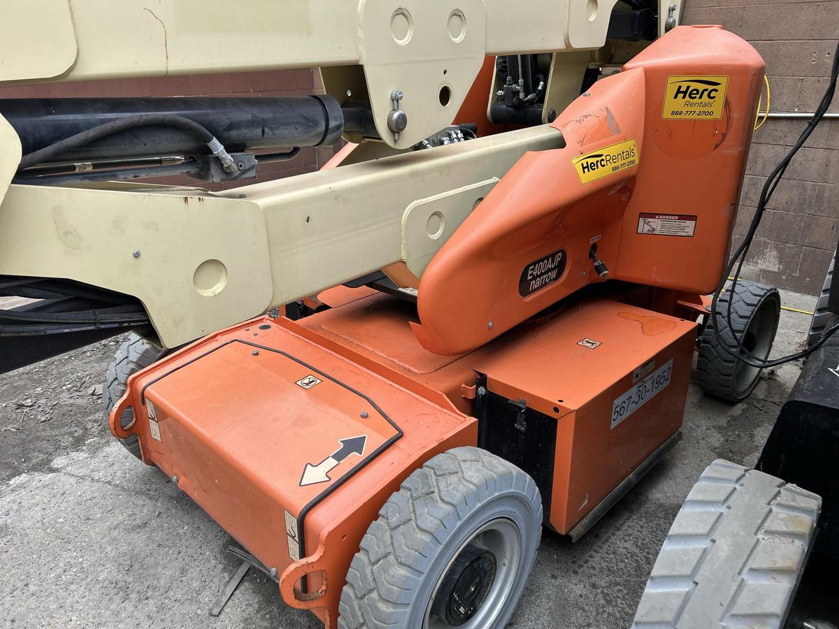 2017 JLG E400AJPN-13