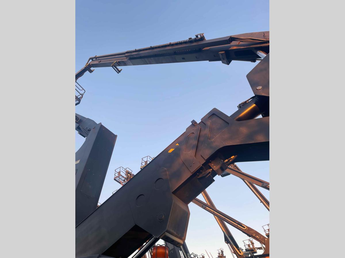 2012 JLG 800A