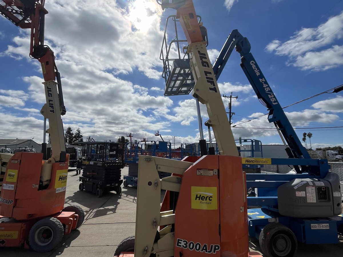 2017 JLG E300AJP-4