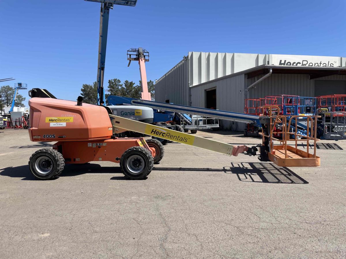 2018 JLG 400S