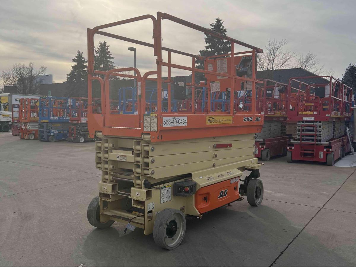 2018 JLG 3246ES