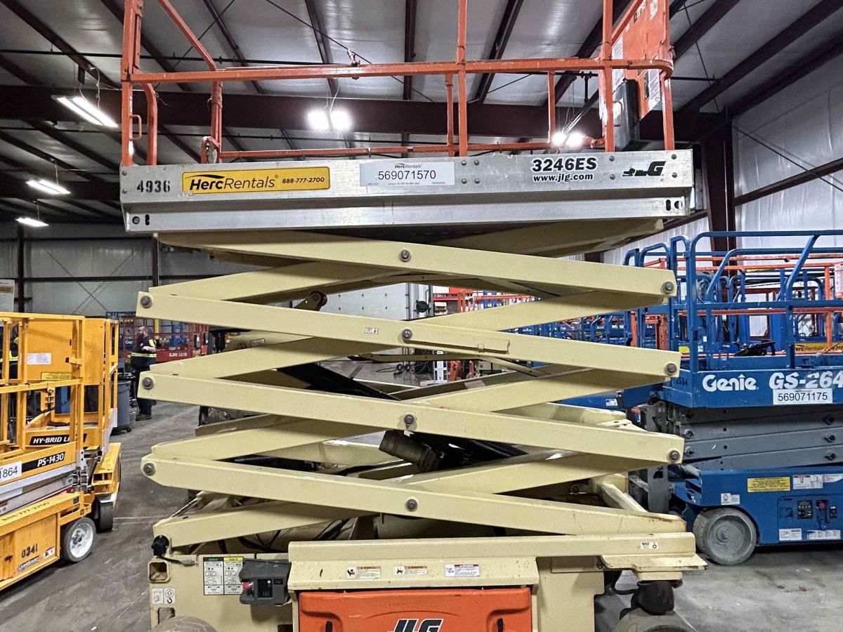 2014 JLG 3246ES