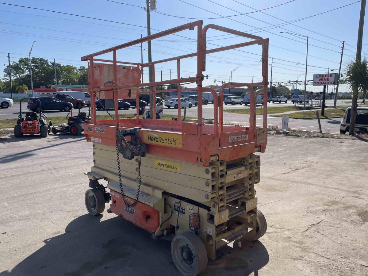 2018 JLG 3246ES