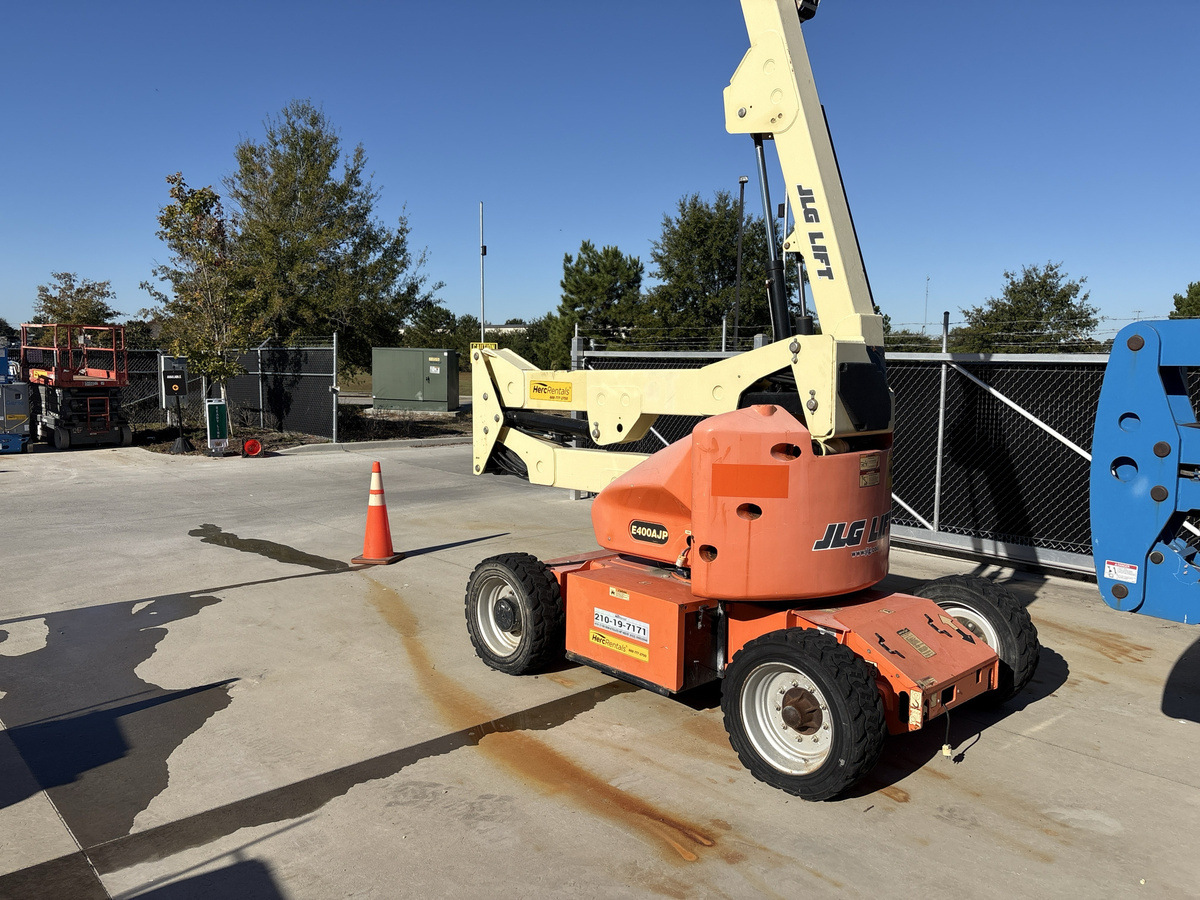 2016 JLG E400AJP