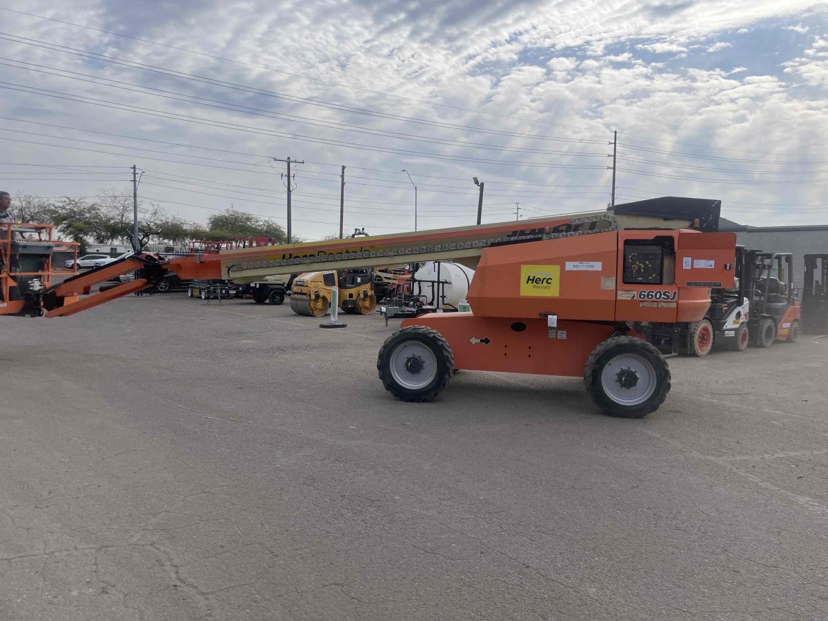2017 JLG 660SJ