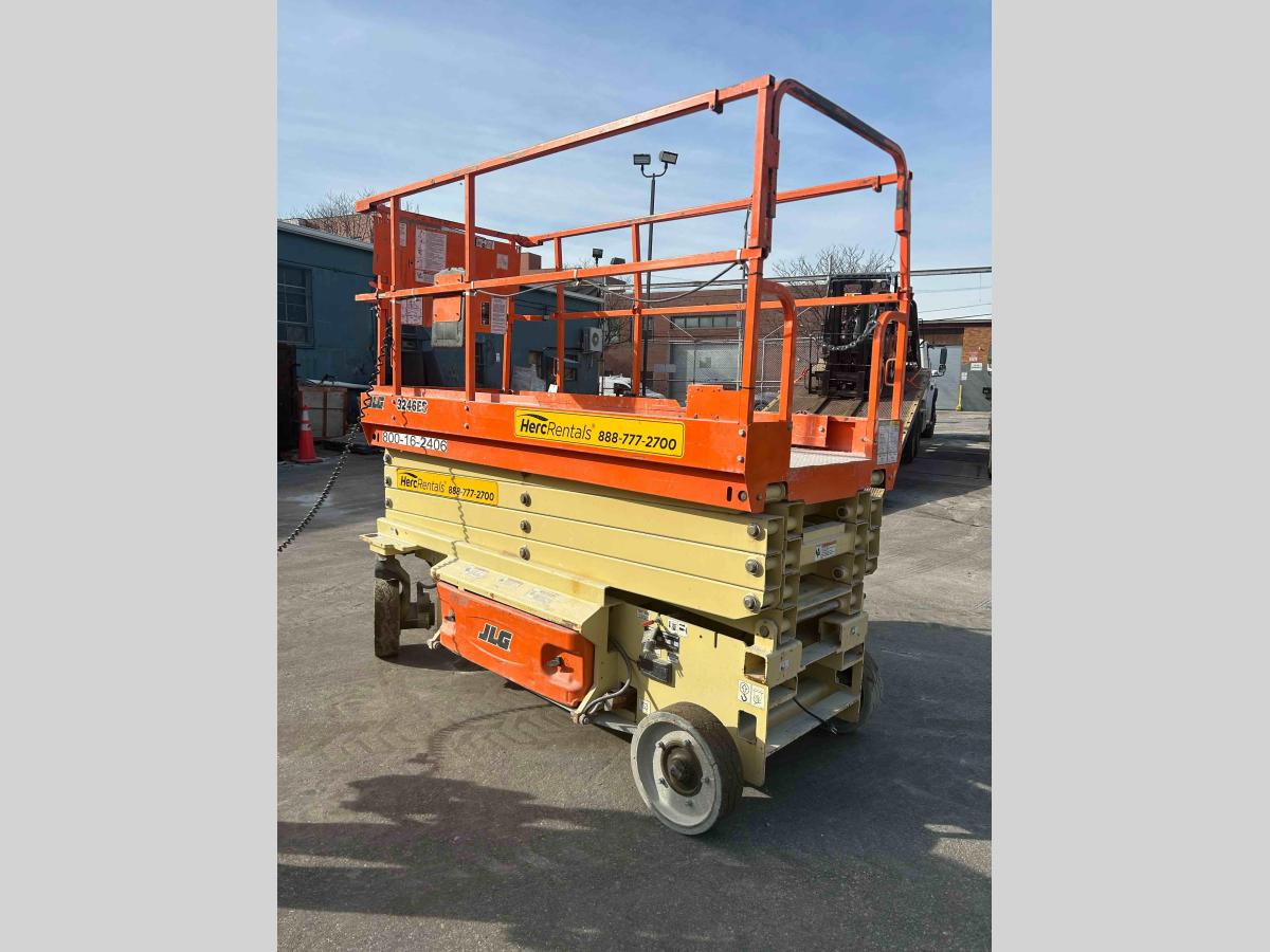 2017 JLG 3246ES