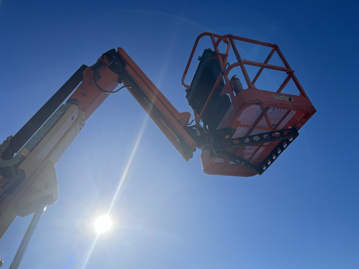2017 JLG E300AJ-18