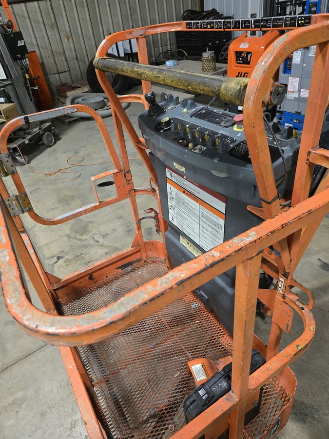 2017 JLG E300AJP-4