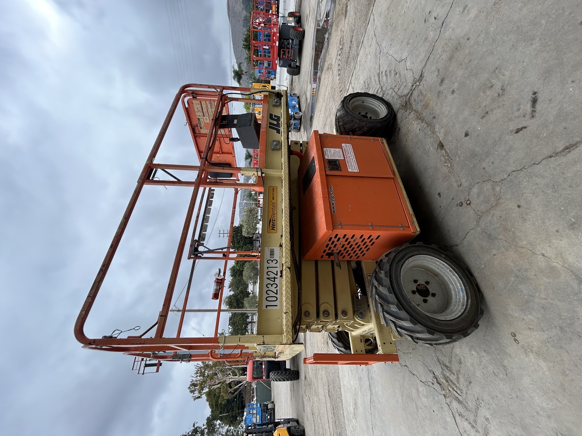2017 JLG 260MRT-12