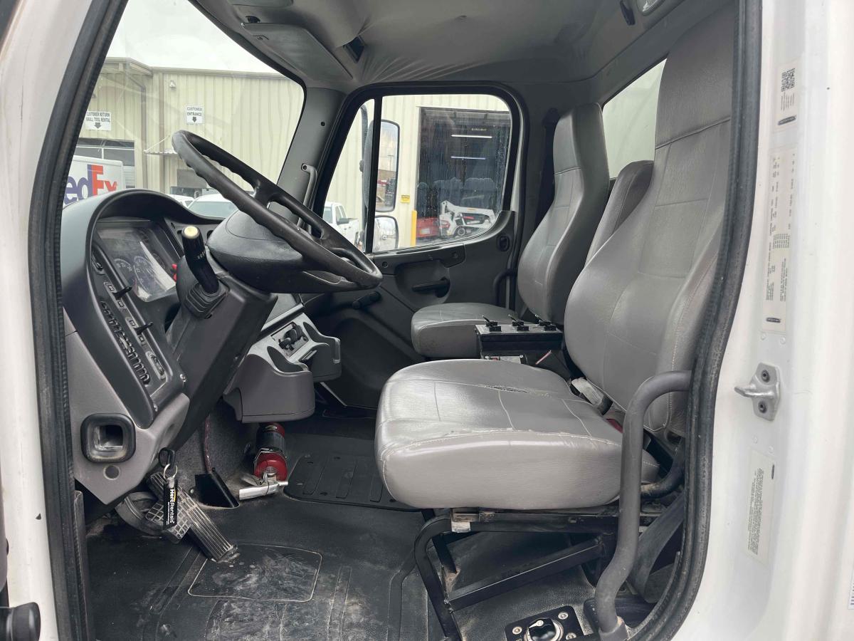 2018 Freightliner M2106