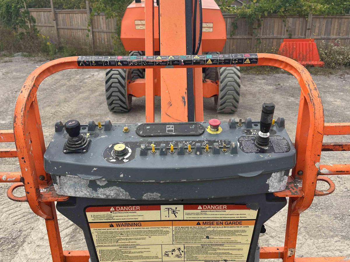 2014 JLG 800AJ