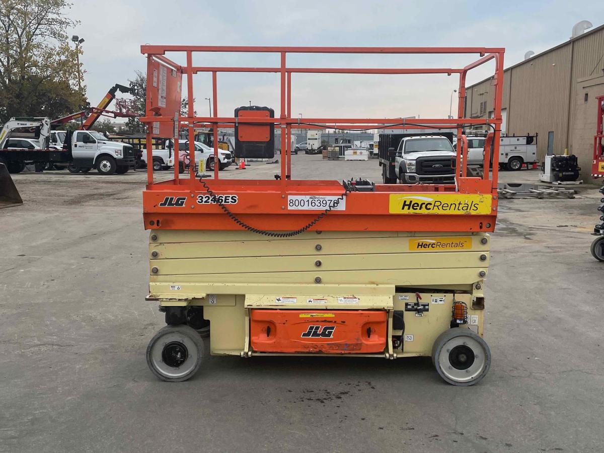 2017 JLG 3246ES