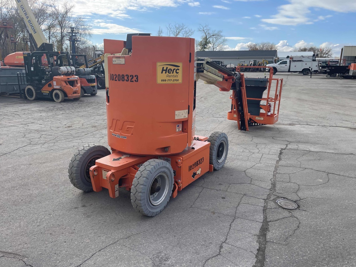 2017 JLG E300AJP-8