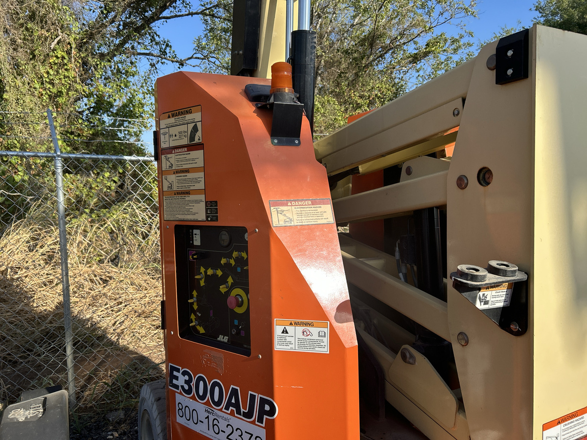 2017 JLG E300AJP-9