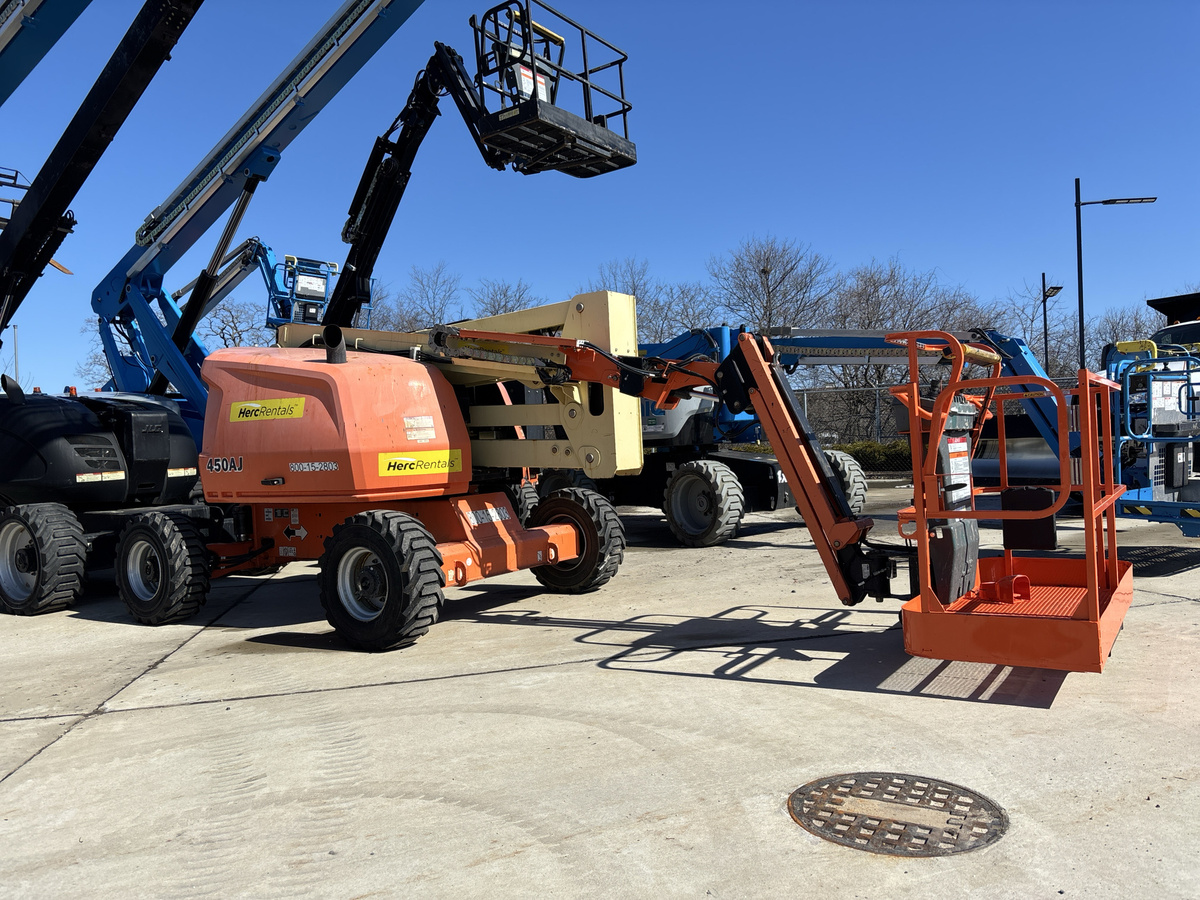2017 JLG 450AJ