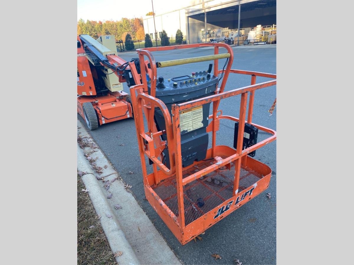 2016 JLG E300AJP