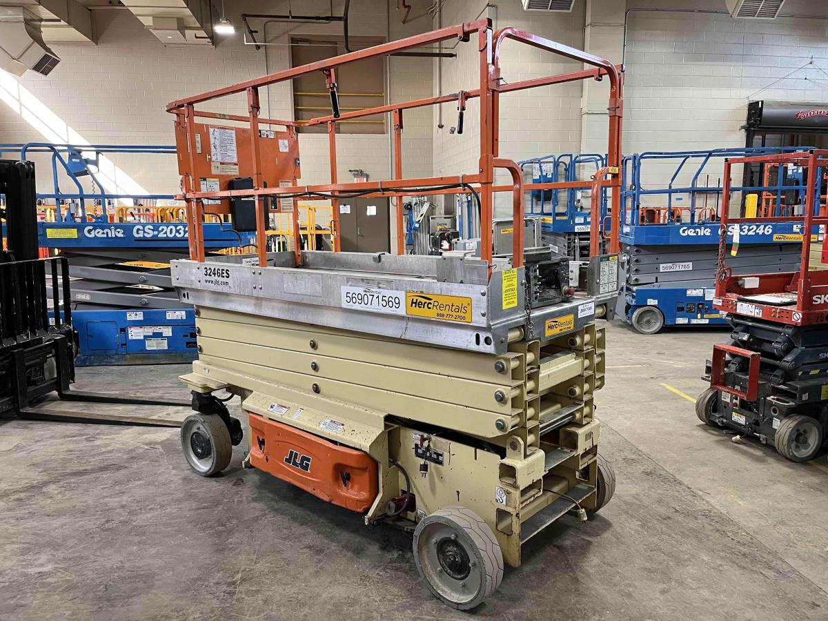 2014 JLG 3246ES