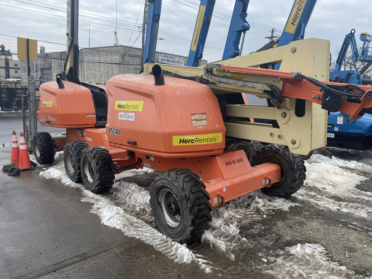 2017 JLG 450AJ