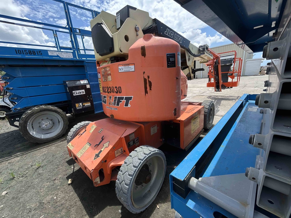 2017 JLG E400AJPN-7