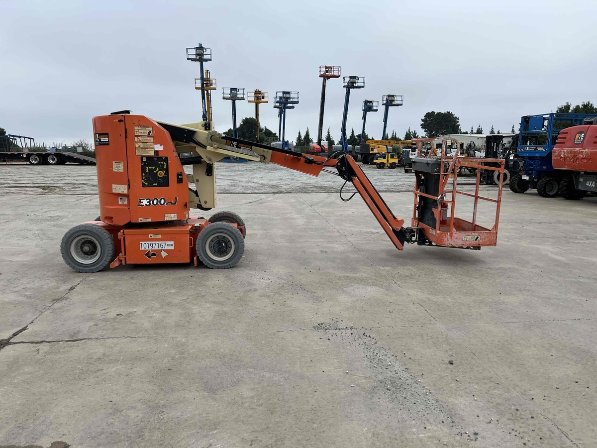 2016 JLG E300AJ-3
