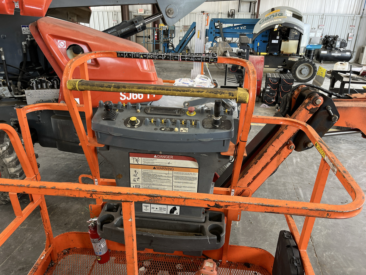 2017 JLG E450AJ