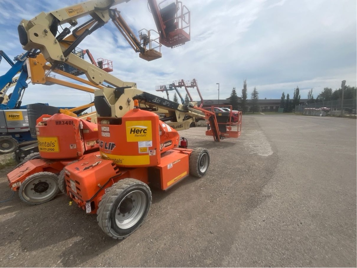 2015 JLG M450AJ