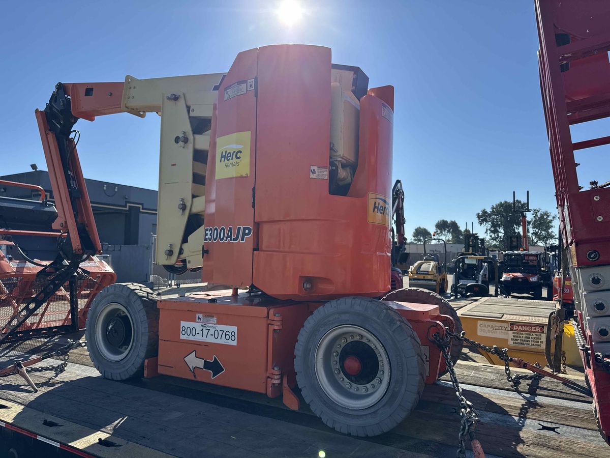 2017 JLG E300AJP-4