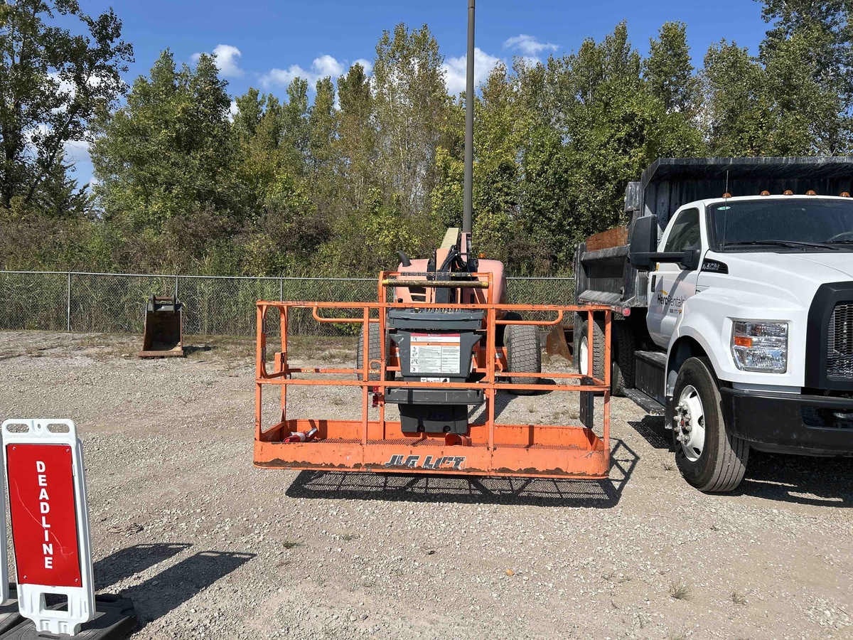 2017 JLG 600AJ-12