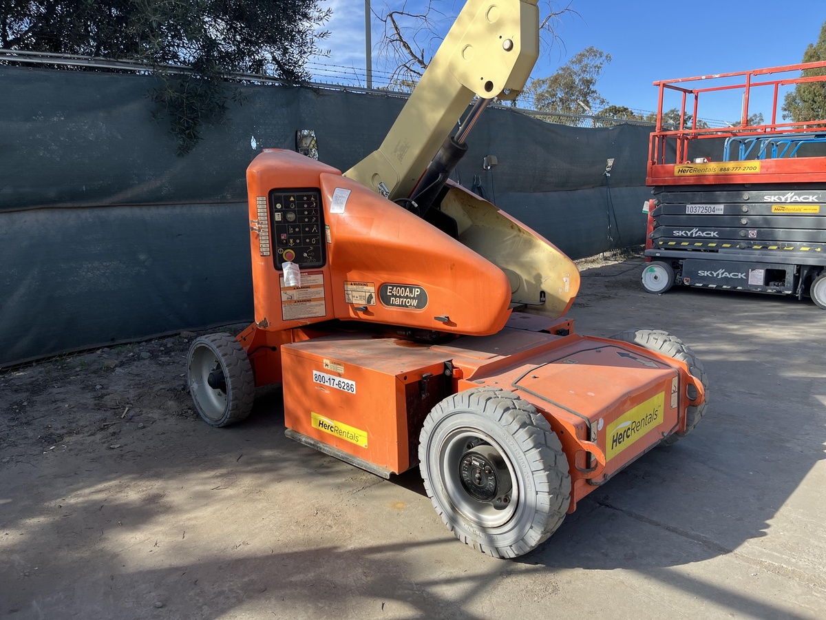 2017 JLG E400AJPN-3