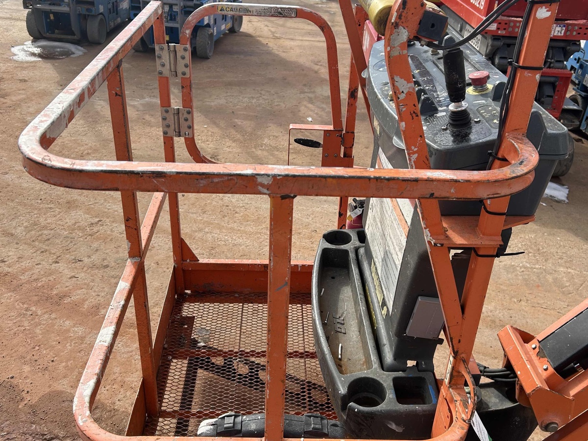 2017 JLG E400AJPN-9