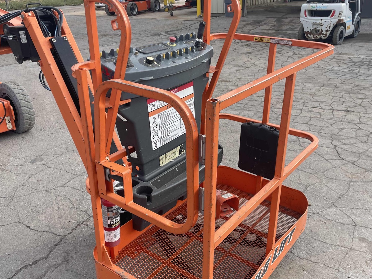 2017 JLG E300AJP-4