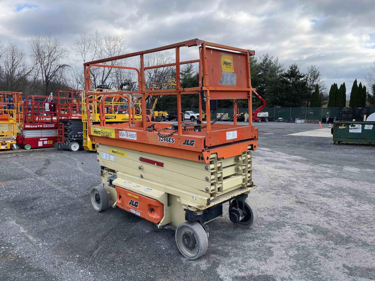 2017 JLG 3246ES