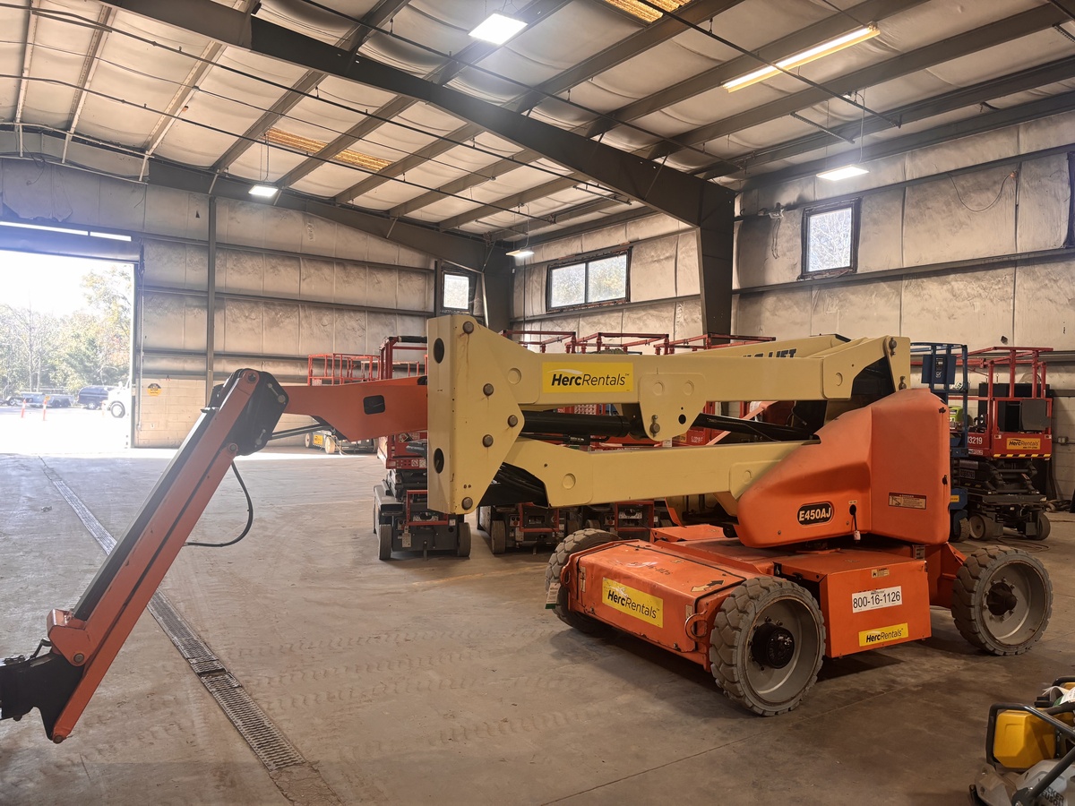 2017 JLG E450AJ-2