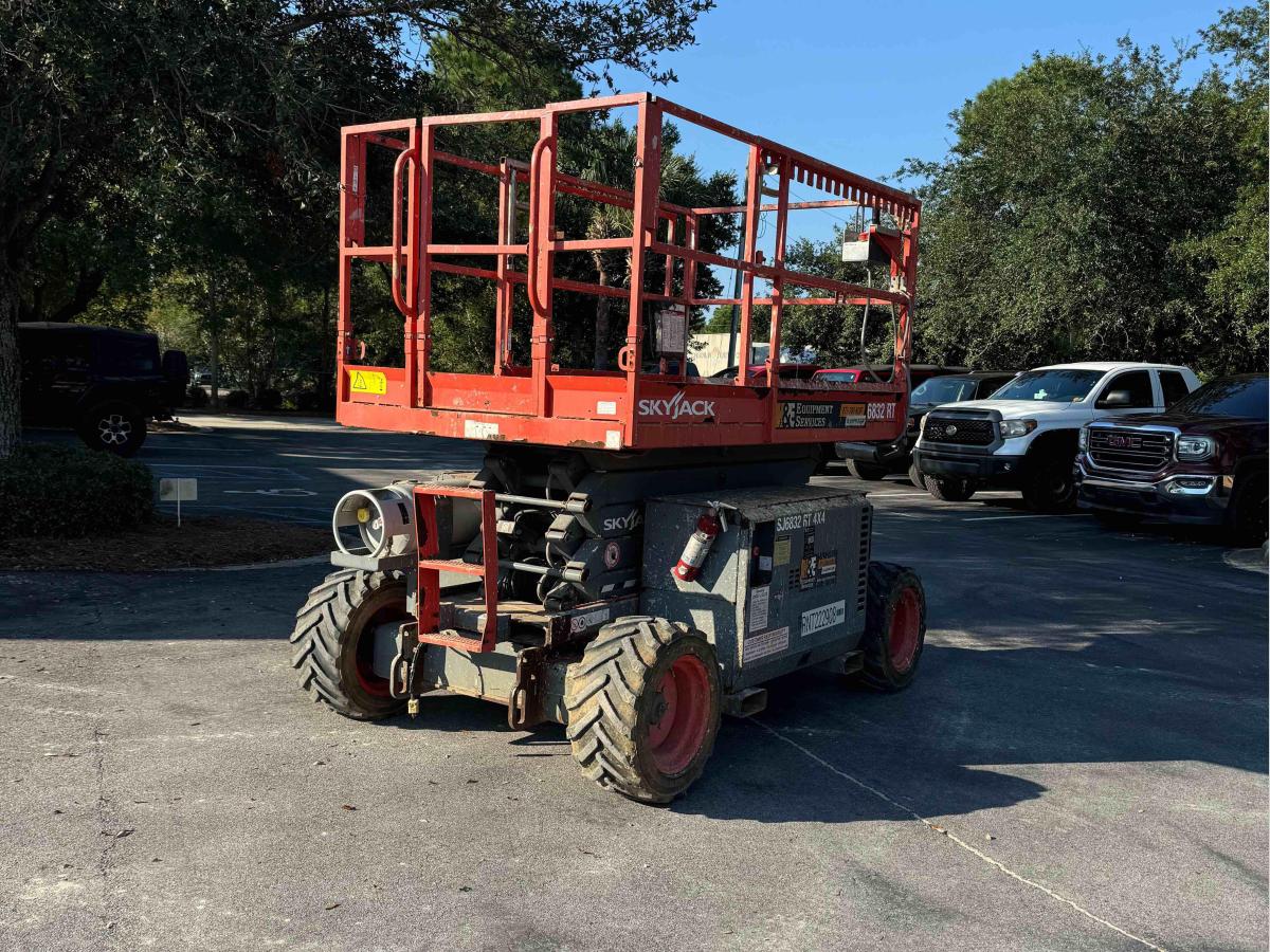 2017 Skyjack SJ-6832RT