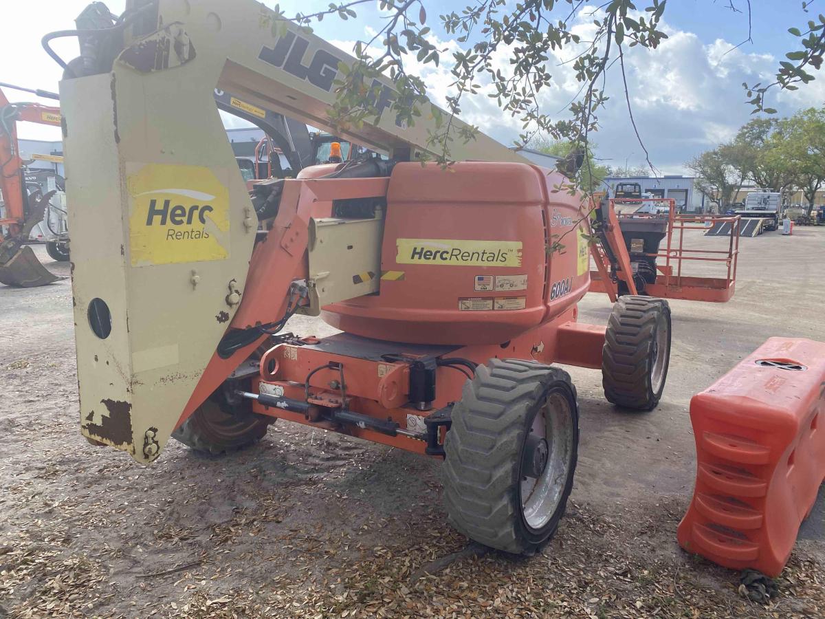 2017 JLG 600AJ