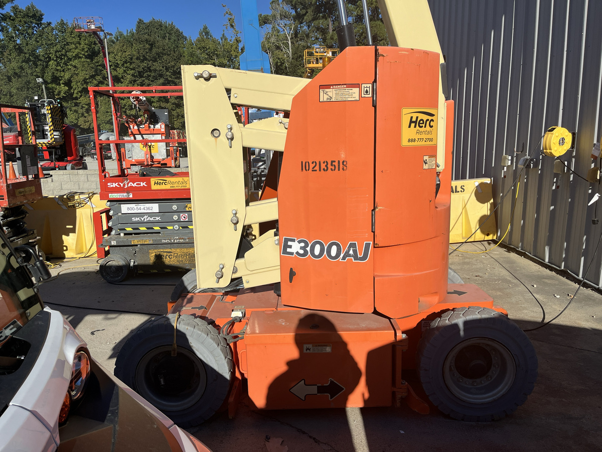 2017 JLG E300AJ-16