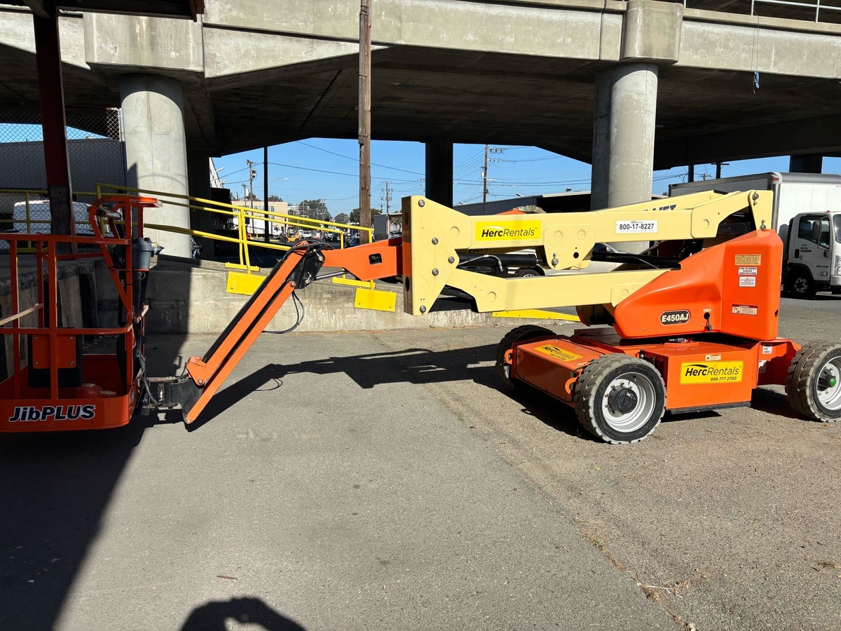 2017 JLG E450AJ-6