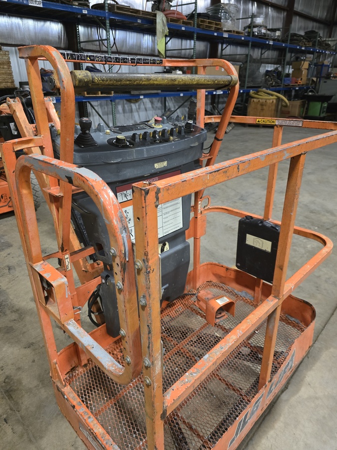 2017 JLG E300AJP-2
