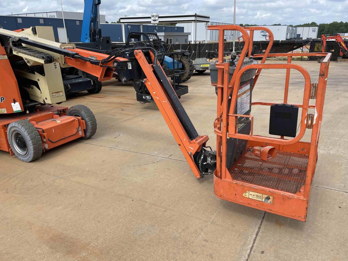 2016 JLG E300AJP