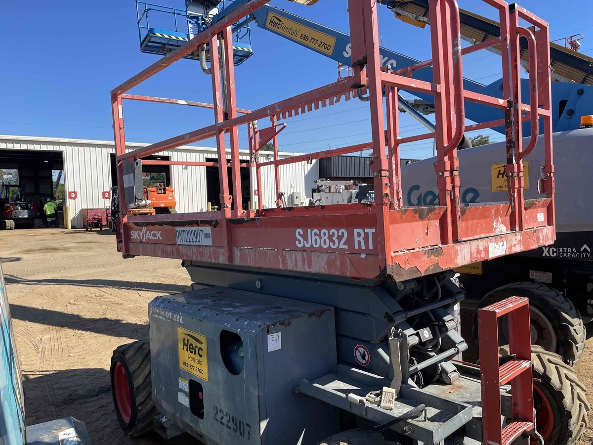 2017 Skyjack SJ-6832RT-2