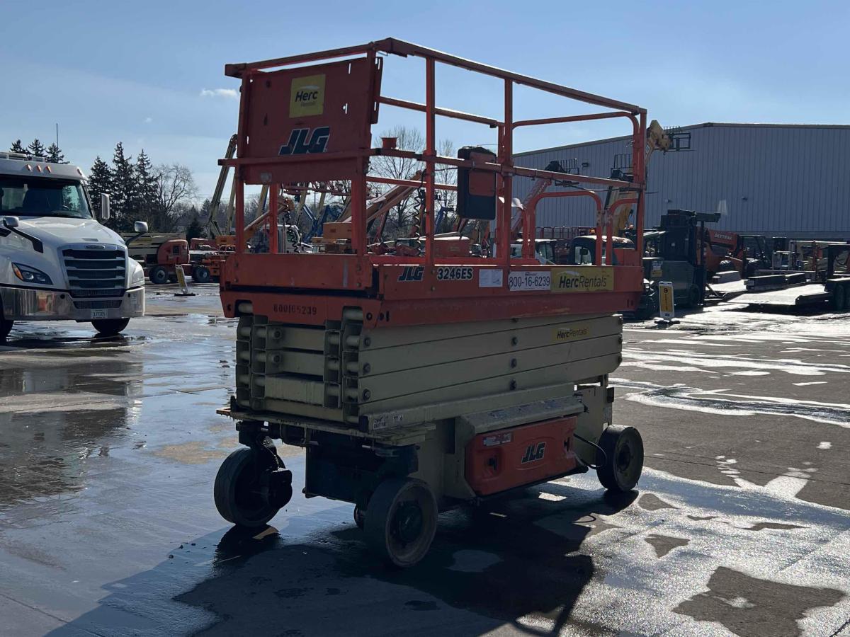 2017 JLG 3246ES