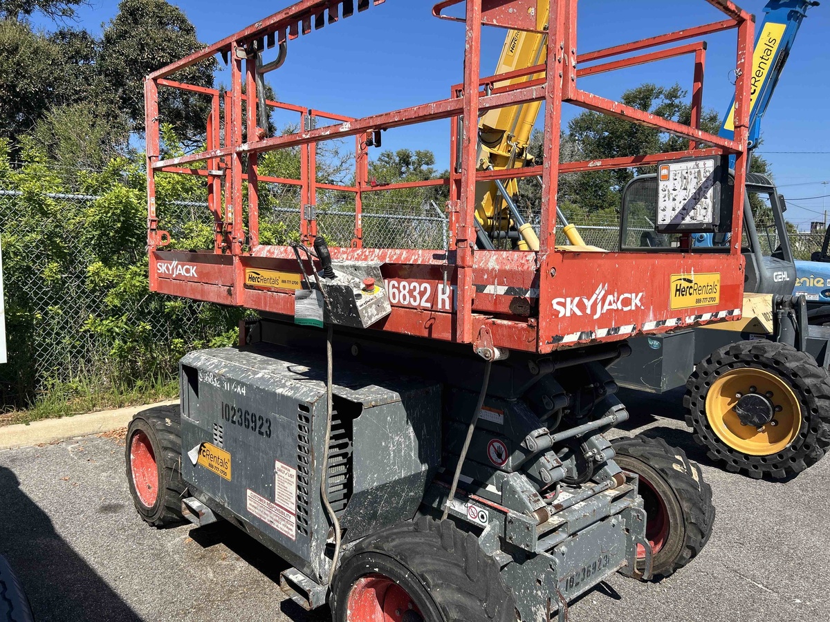 2018 Skyjack SJ-6832RT-2