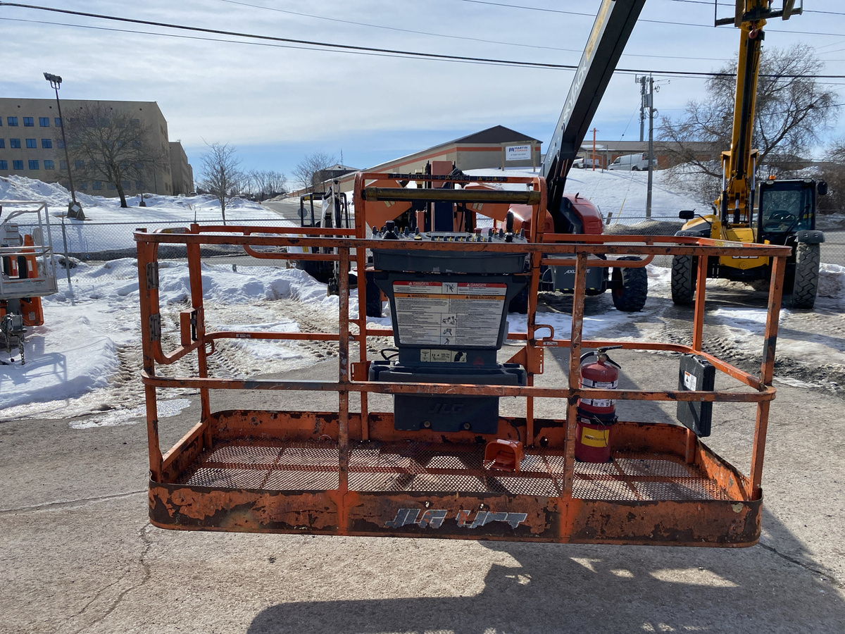 2017 JLG 800AJ-17
