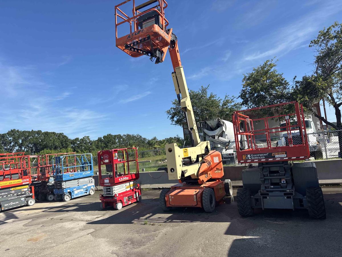 2017 JLG E400AJPN-4