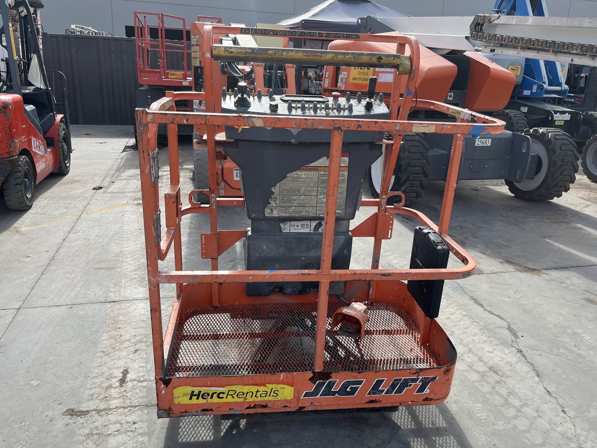 2017 JLG E300AJP-2