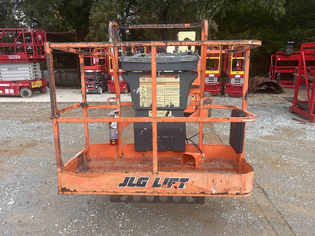 2016 JLG E450A-5