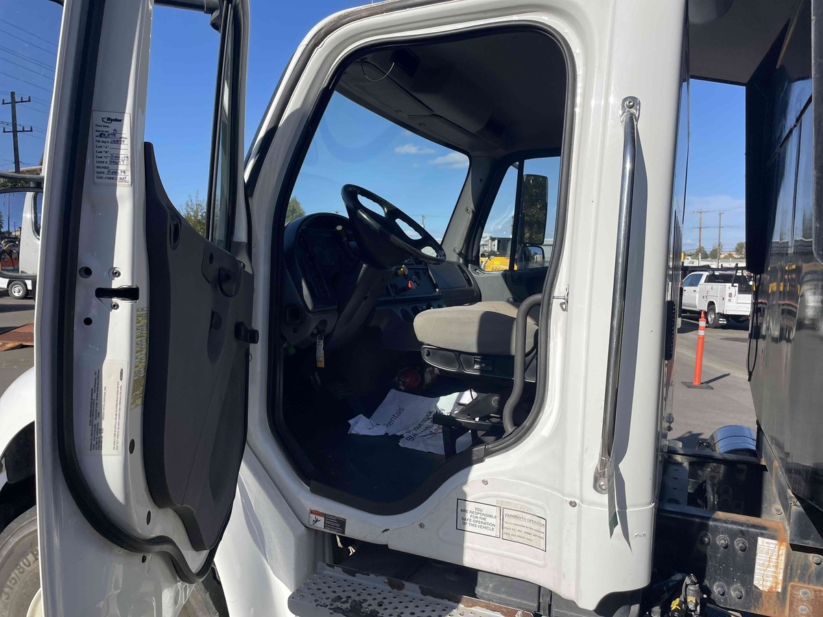 2018 Freightliner M2106-4