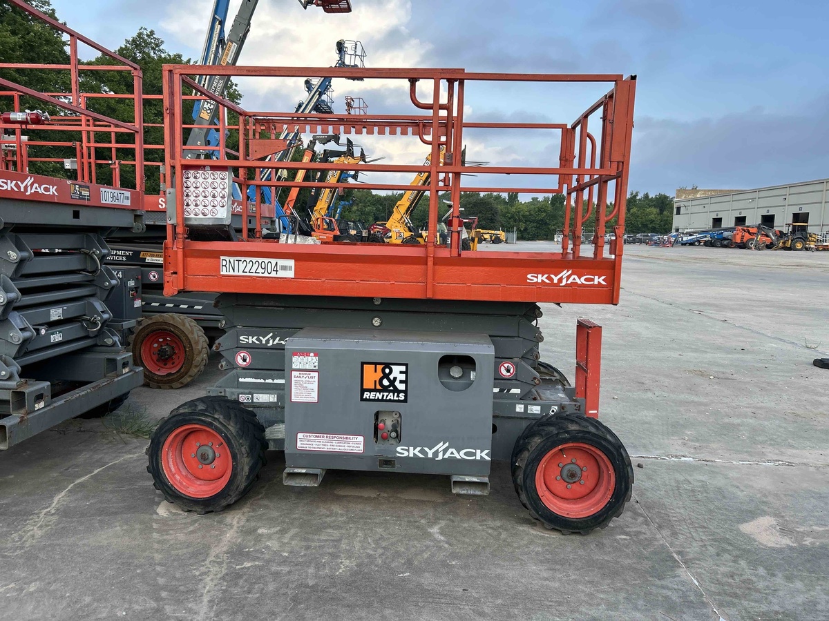 2017 Skyjack SJ-6832RT-2